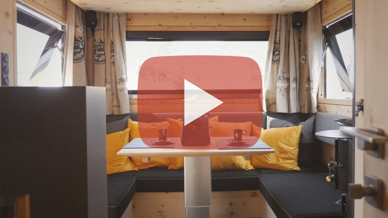 La Zirbenbox - un contenedor para camiones de expedición hecho de madera