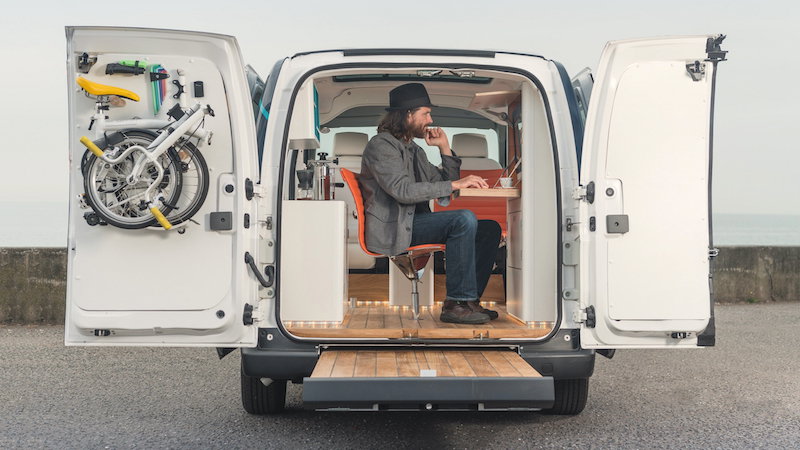 Concepto de oficina móvil en la furgoneta 100% eléctrica Nissan e-nv200