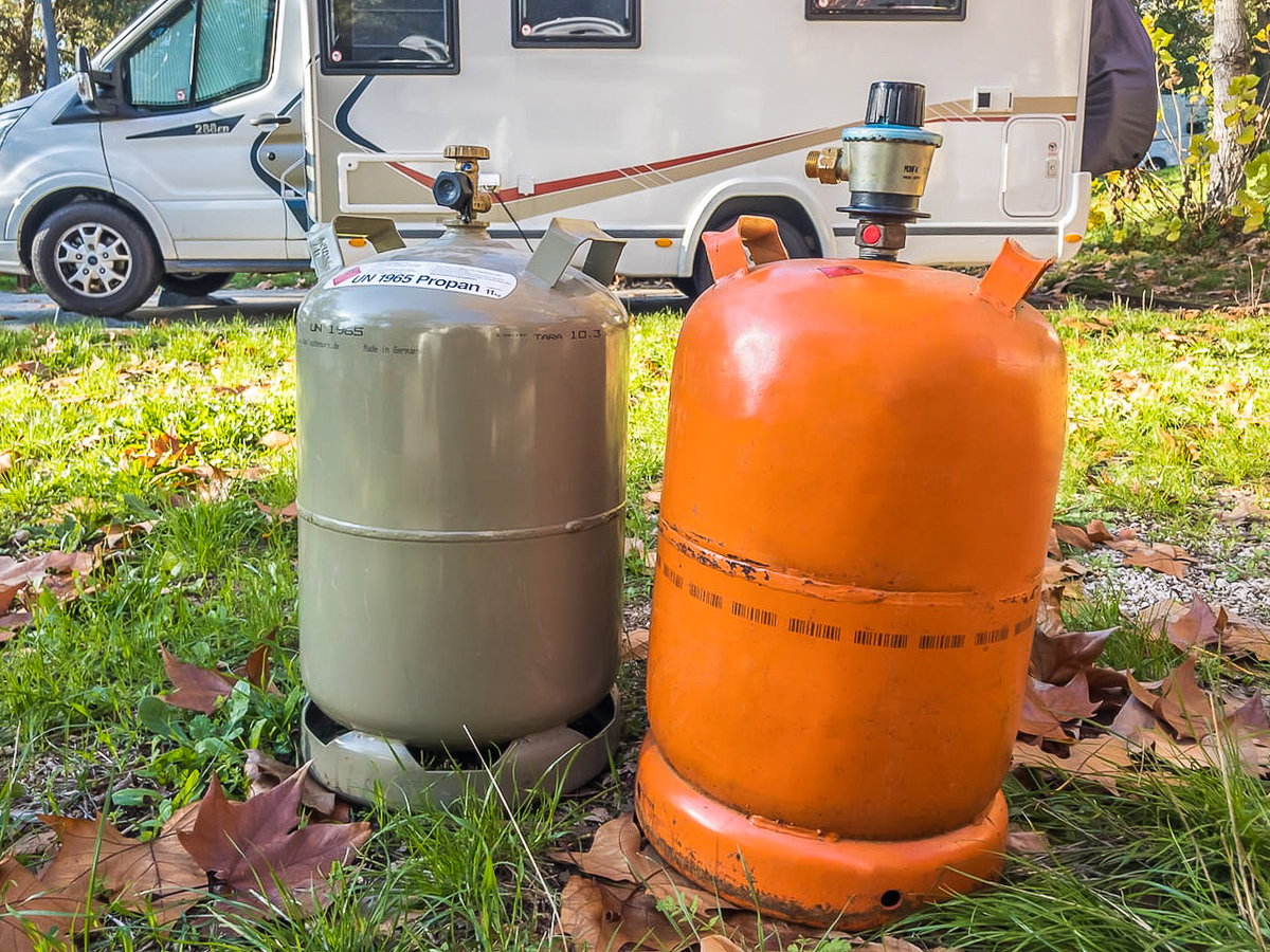 Izquierda: bombona alemana, derecha: bombona española con adaptador