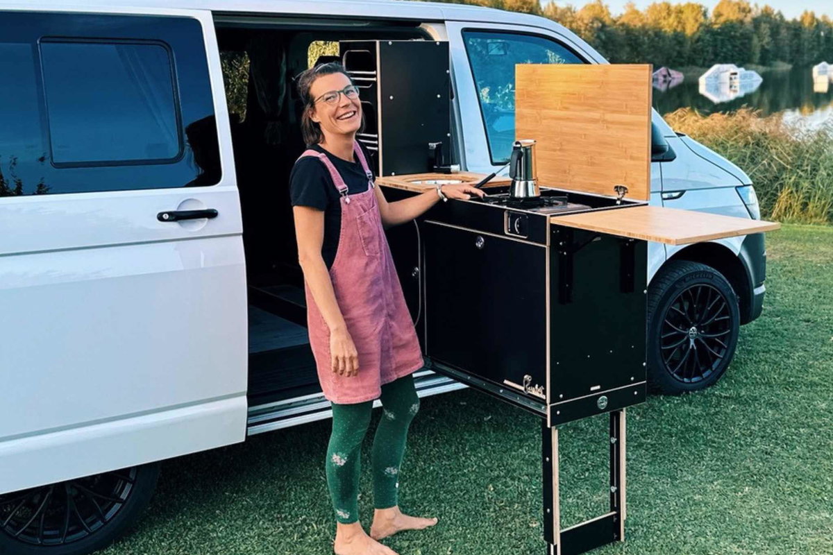 Cajas de camping: La cocina extraíble es especialmente práctica. Cajas de acampada: La zona de tendido ofrece mucho espacio. Tobias Czoppik, BarefootVans