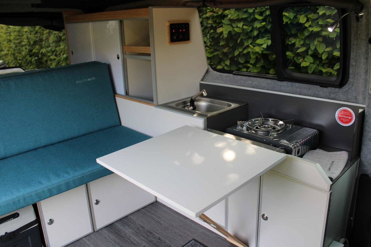 El interior ofrece mobiliario completo, incluidos armarios, fregadero y zona de cocina. © Freizeitmobile KLIEM GmbH &amp;amp; Co.KG