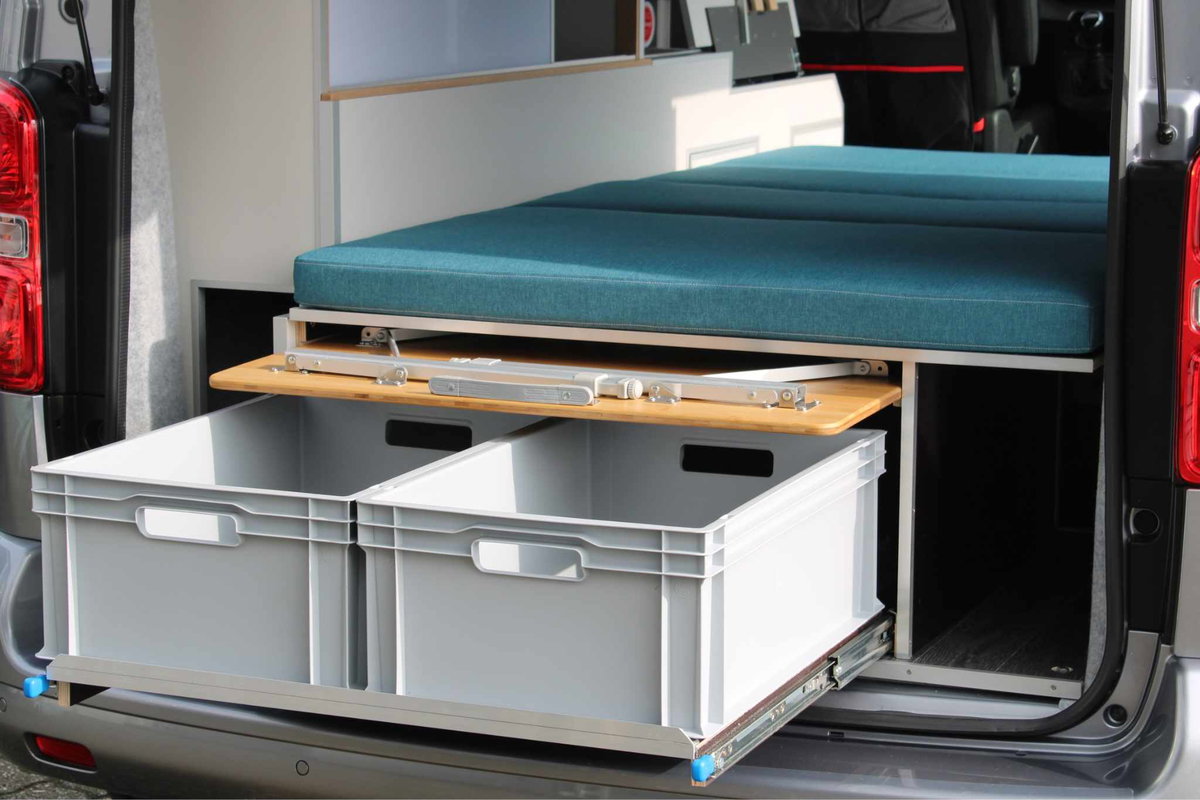 Diseño sofisticado con cajas extraíbles en el compartimento trasero. © Freizeitmobile KLIEM GmbH &amp;amp; Co.KG