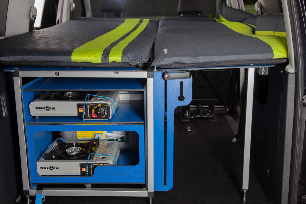 Con la caja de camping MOKEA42, sigue habiendo espacio suficiente para guardar equipo de camping adicional a pesar del módulo. Módulos de camping Ulf Oesterwind