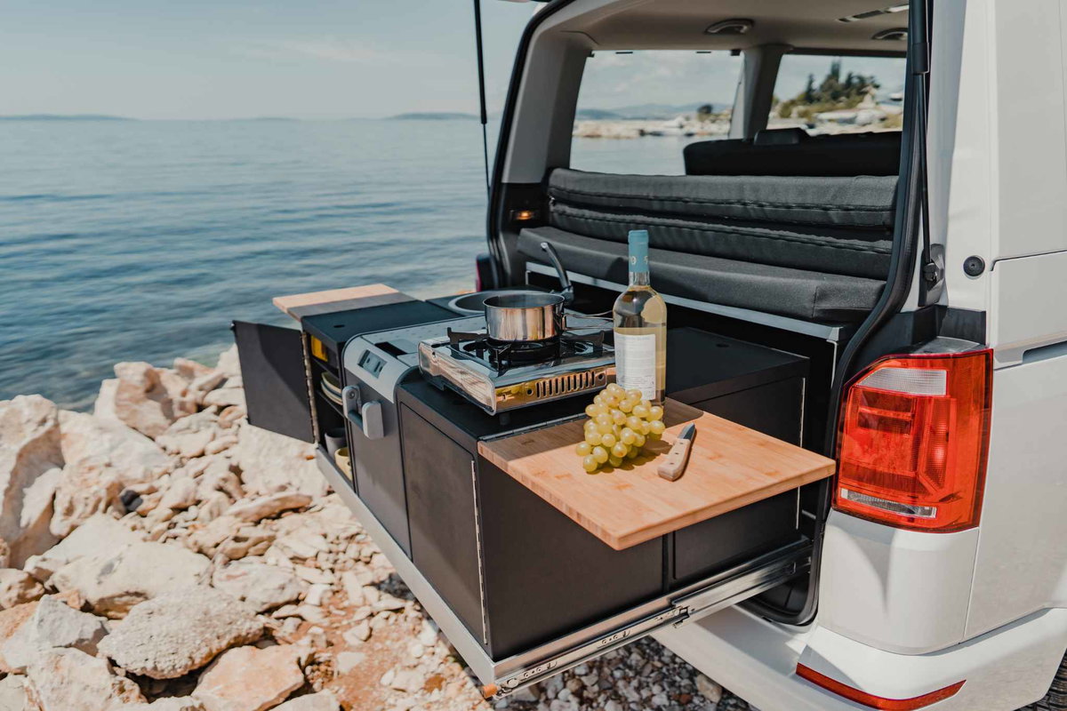 Hay un elemento de cocina extraíble en la parte trasera. Markus Rhein, calibox GmbH