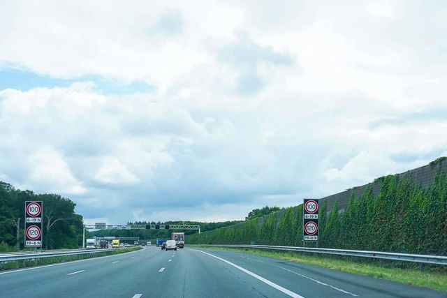 Normas de circulación en Holanda: Límite de velocidad, chaleco reflectante y particularidades para automovilistas y campistas