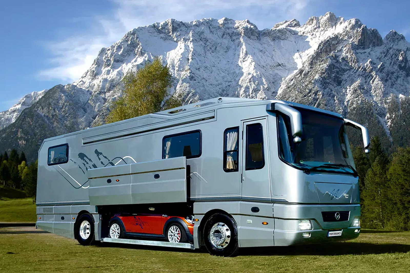 10 autocaravanas de lujo para maravillarse: champán, piscina y bling-bling