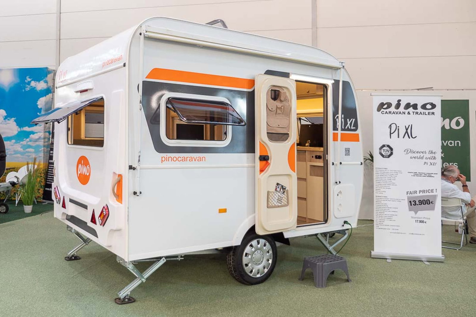 ¡Pequeño pero poderoso! PinoCaravan Pi XL (2023): Una minicaravana que encanta por su lujo compacto y su completo equipamiento - ¡con fotos!