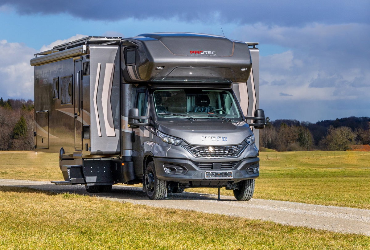 Autocaravana de lujo con trampillas PROTEC Q18
