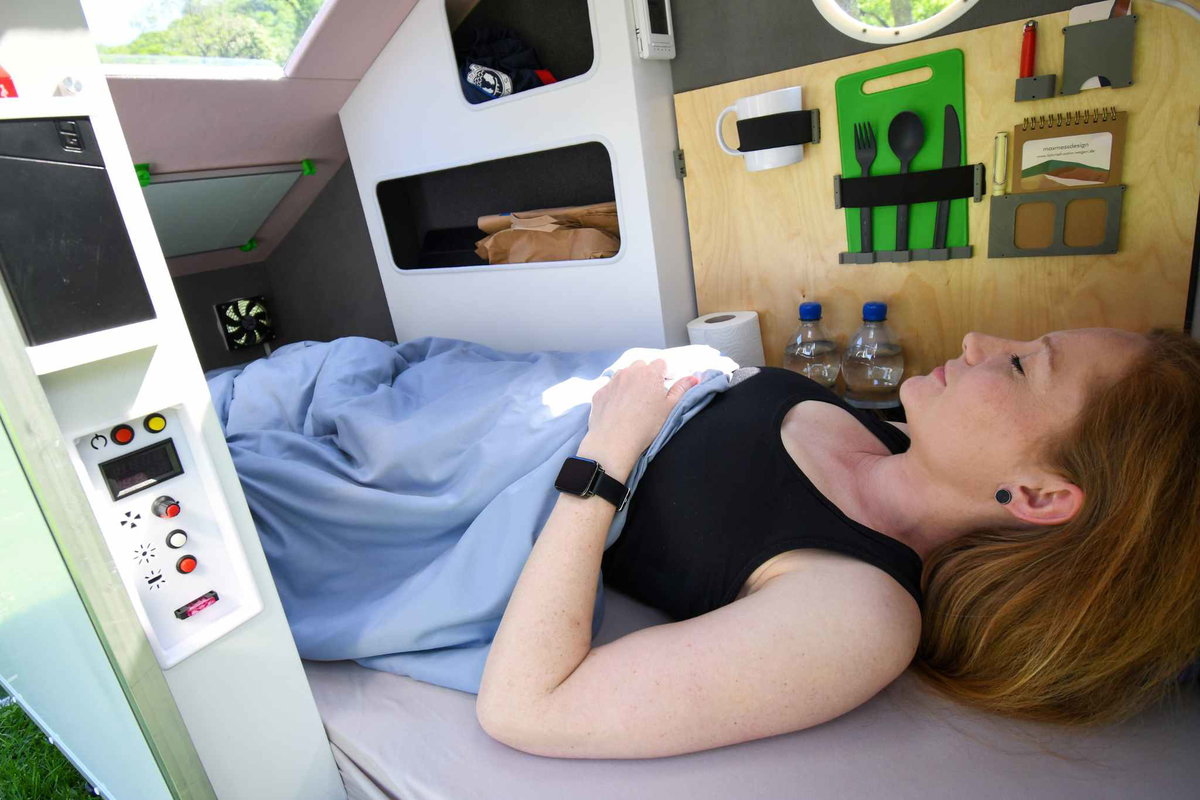 La iluminación, el ventilador, etc., se pueden controlar cómodamente desde el panel de control situado junto a la cama. (c) maxmess-diseño