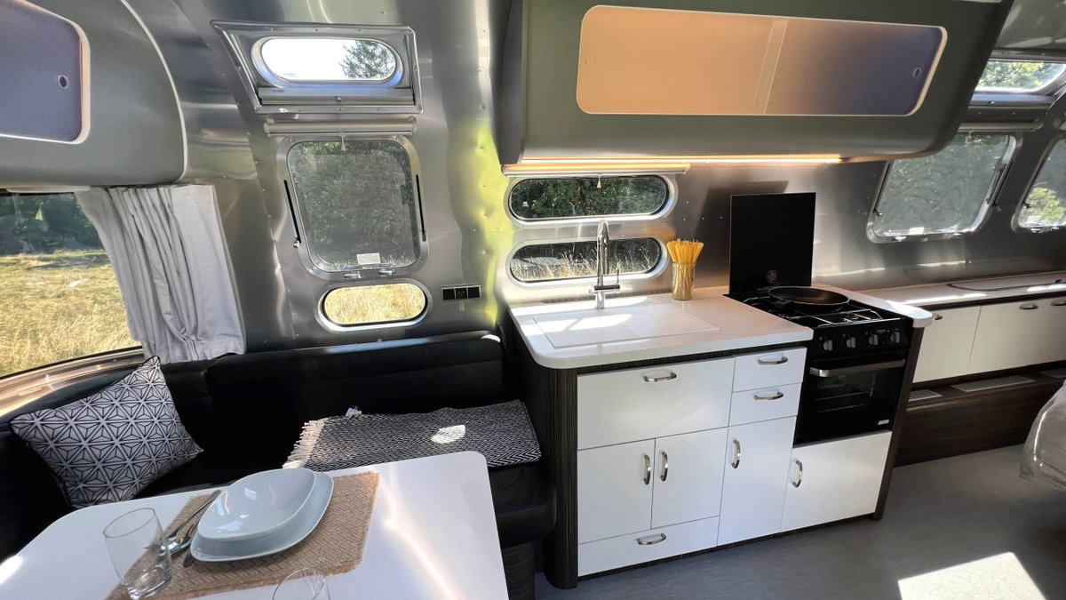 Cocina Airstream International 25IB