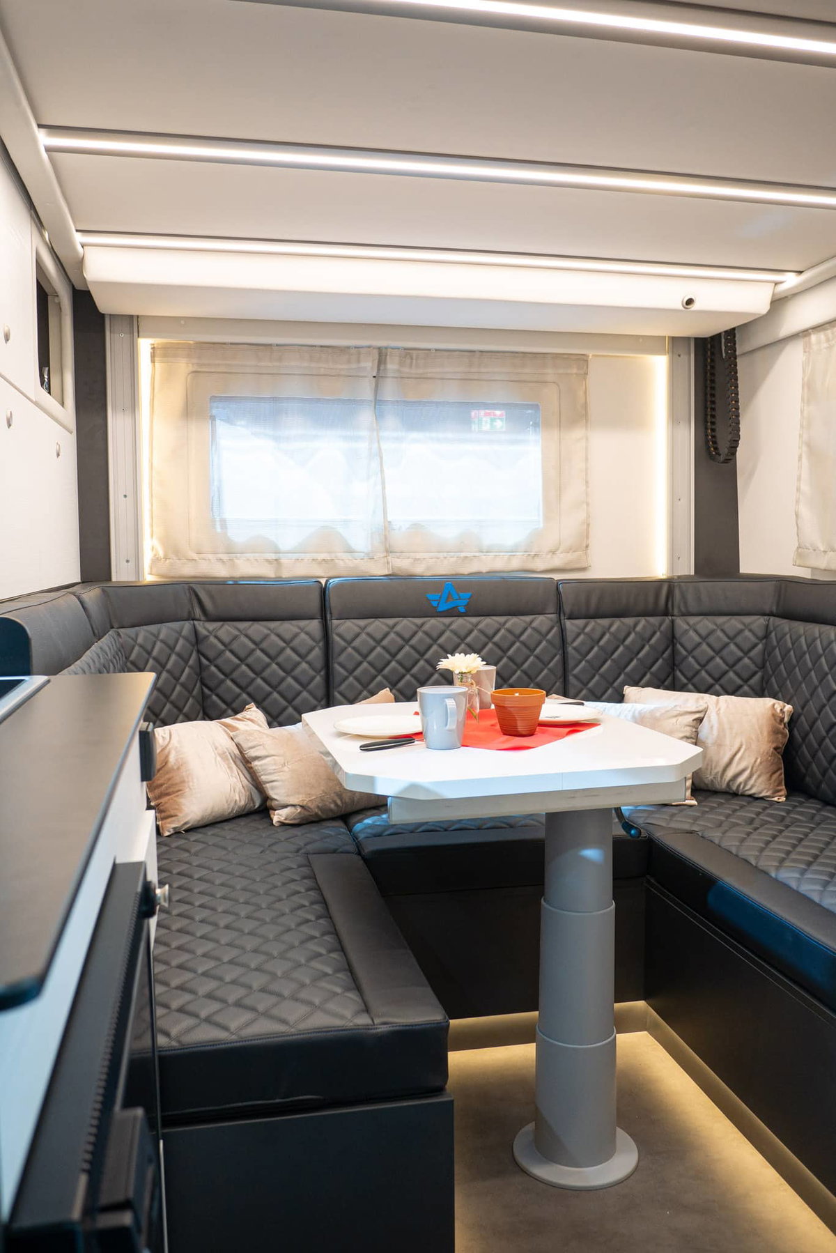 Atlantis Compact 595 Caravan Salon 2023 Sitzgruppe