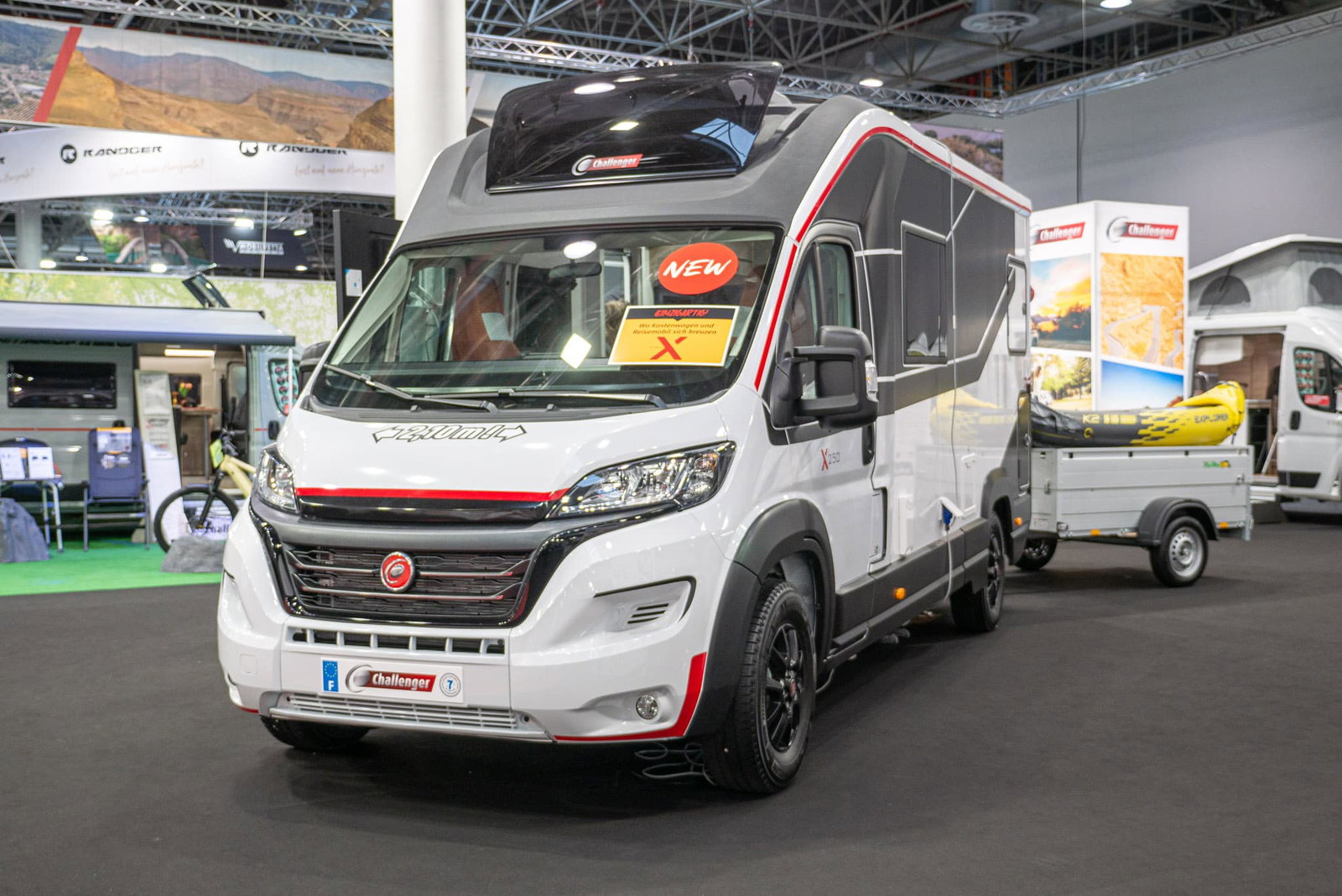 Challenger X 250 Open Edition (2024): esbelta semi-integrada con garaje trasero flexible - ¡con recorrido de 360º!