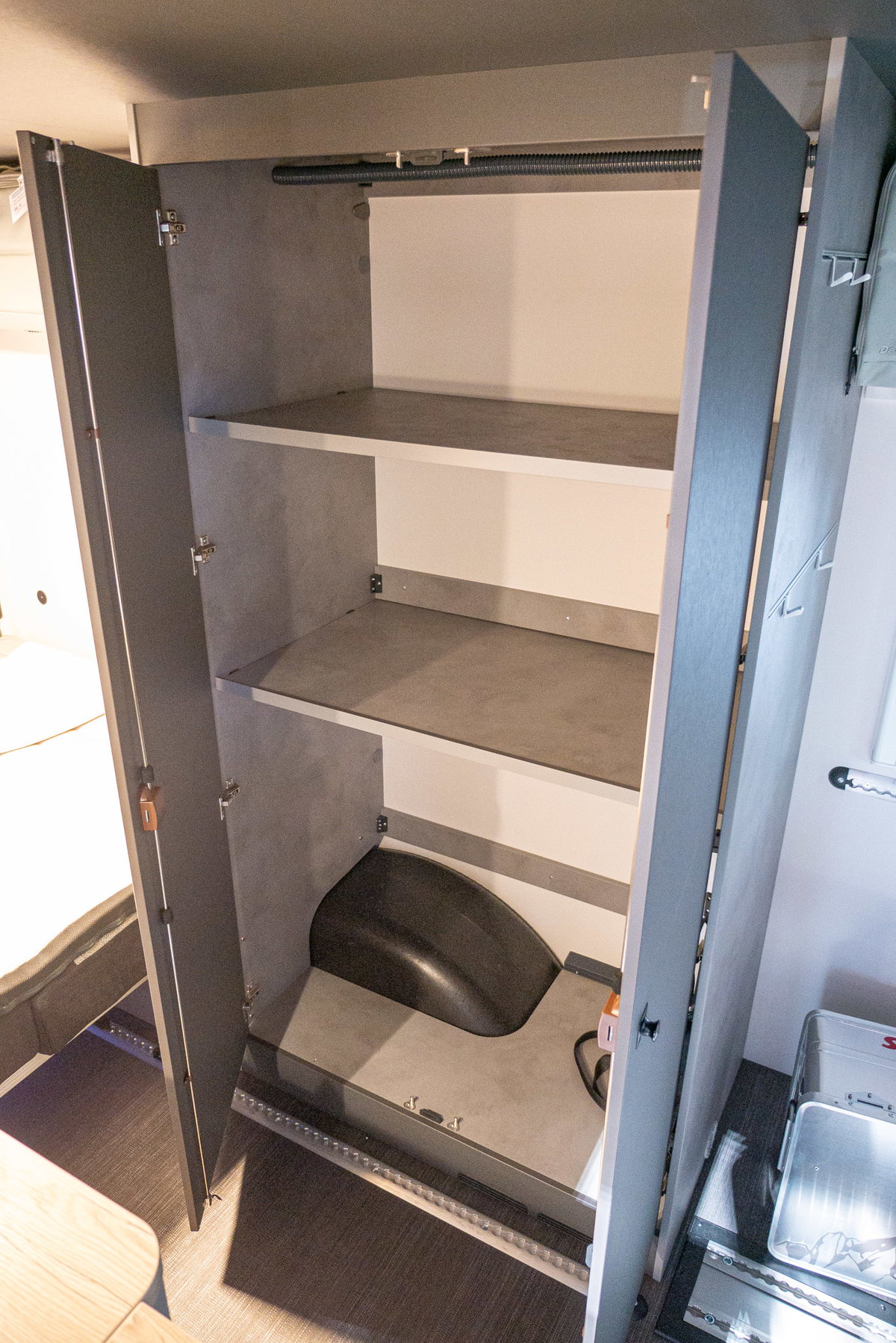 Dethleffs Yoka Go Caravan Salon 2023 Kleiderschrank offen