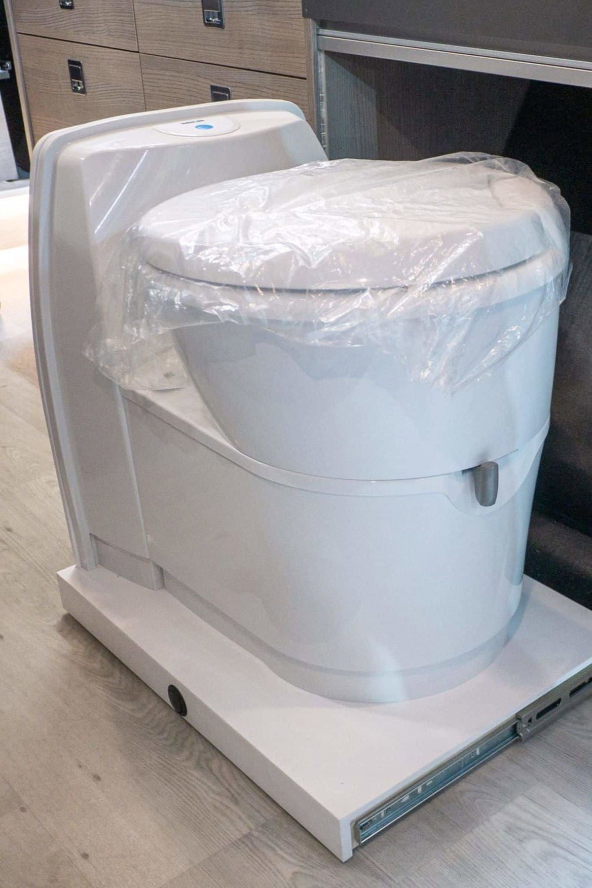 FurgoK Xpace 600+ Caravan Salon 2023 Chemie-Toilette