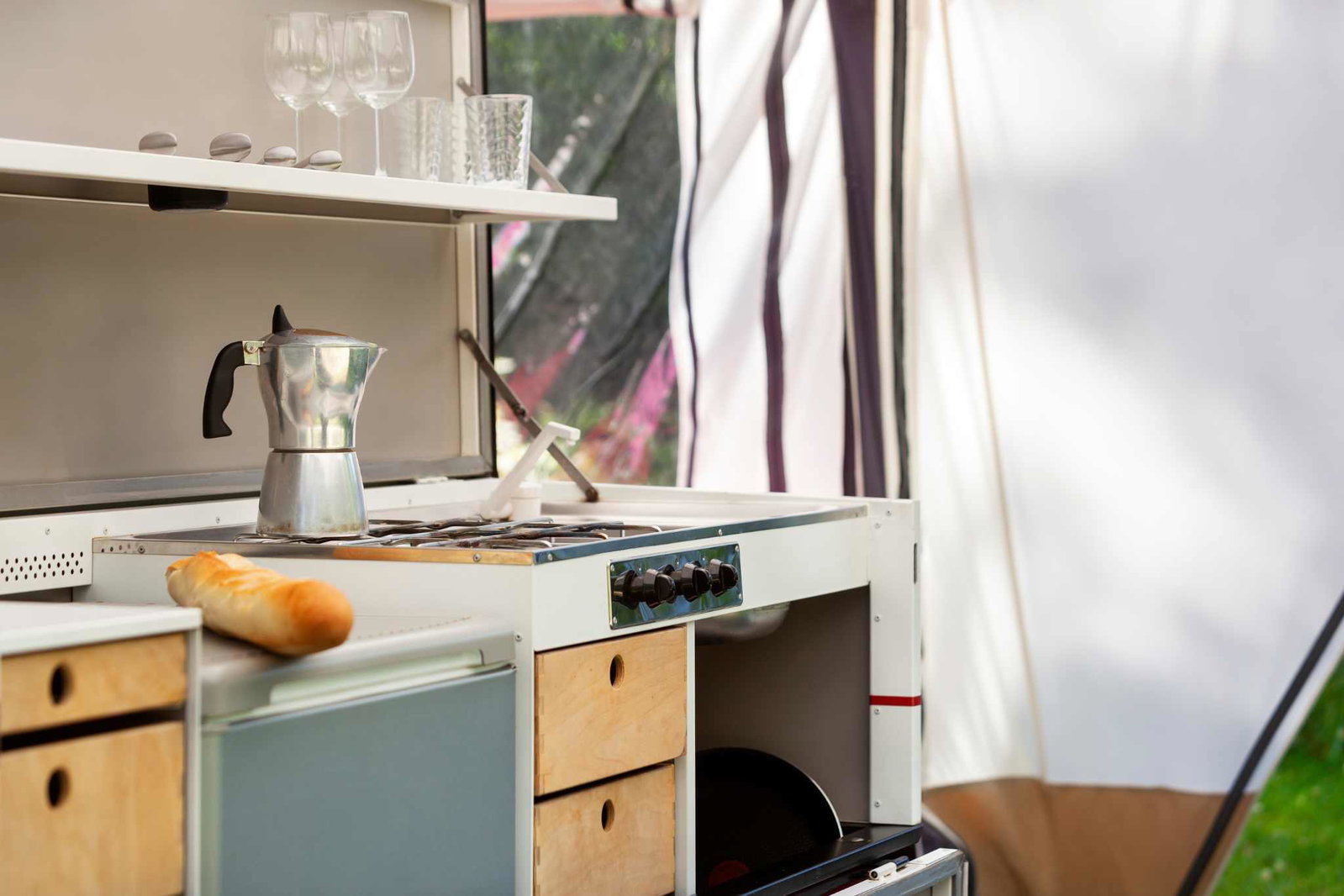 El equipamiento de toldo adecuado para unas vacaciones confortables en camping