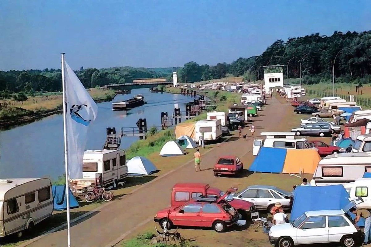 Hotel City Camping Süd in Berlin: Stellplätze am Fluss