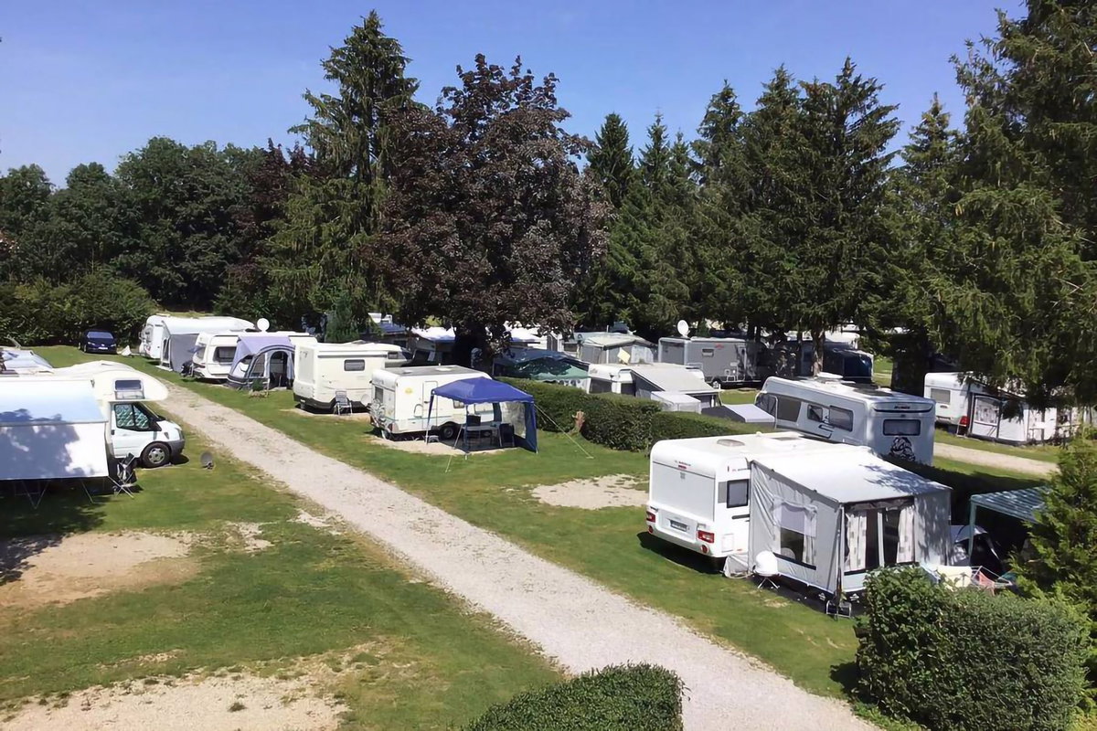 Campingplatz Kur und Vital Camping Bad Wörishofen in Bayern: Wohnwagen und Wohnmobile auf den Stellplätzen