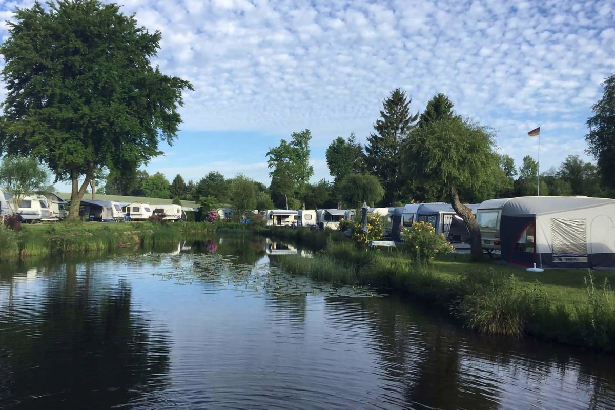 Röders Park in der Lüneburger Heide: Naturcamping - Stellplätze am Deich