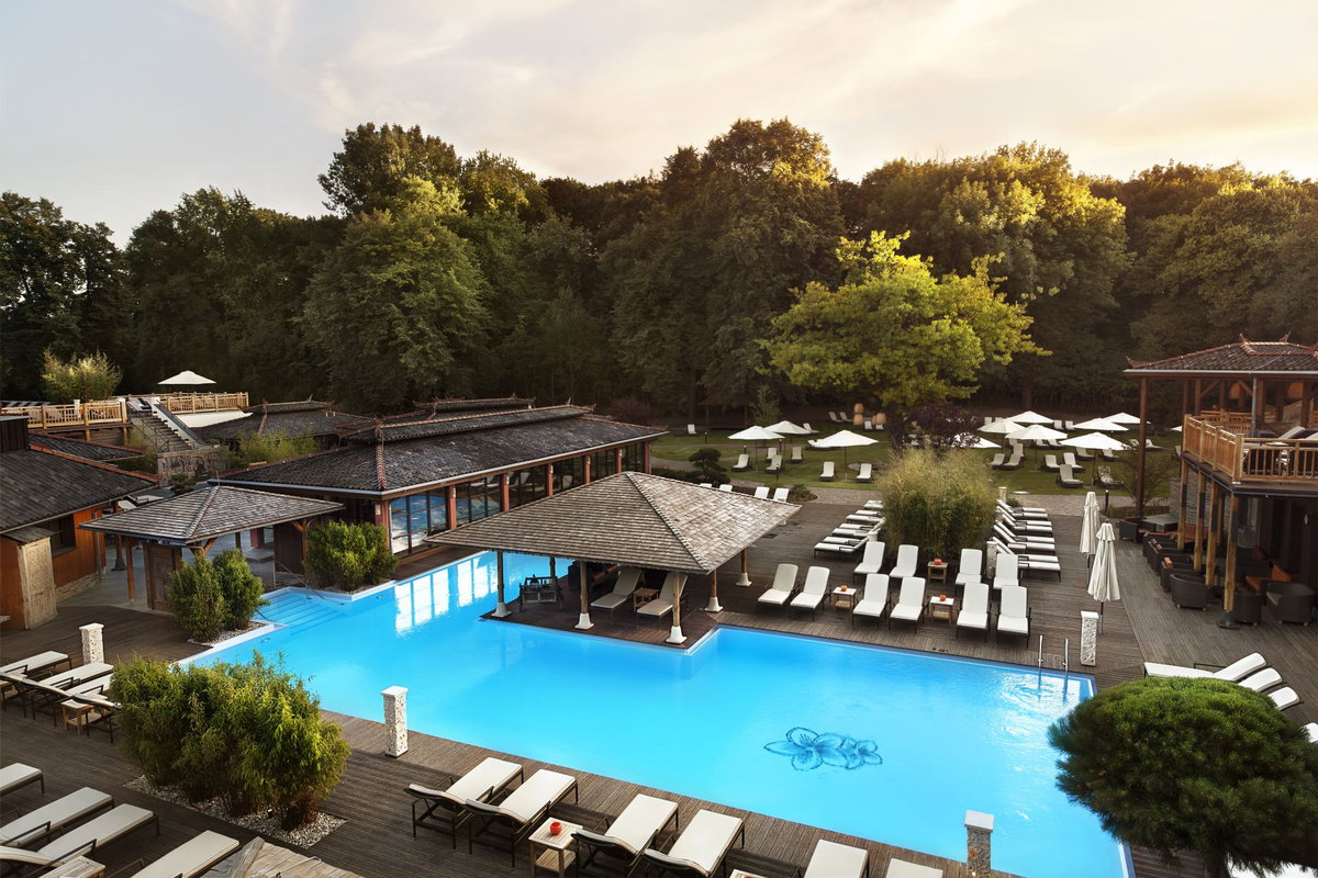 Vabali SPA in Berlin: Außenbereich mit Schwimmbecken, Sauna, Liegestühlen