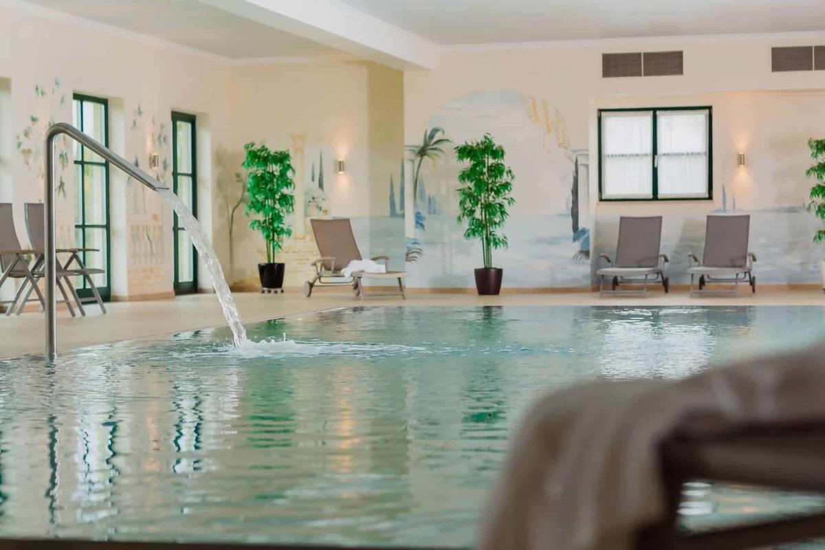Vital CAMP Bayerbach in Bayern: Wellnessbereich mit Schwimmbecken und Liegestühlen