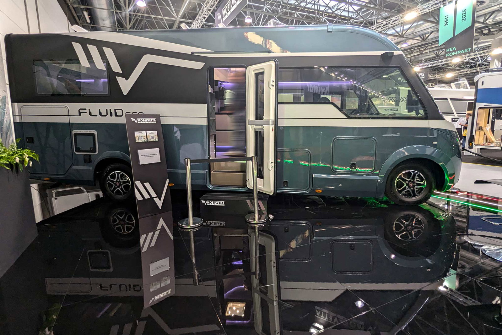 Mobilvetta Fluideen - Innovador estudio de diseño 2024 con techo panorámico y oscurecimiento de ventanas