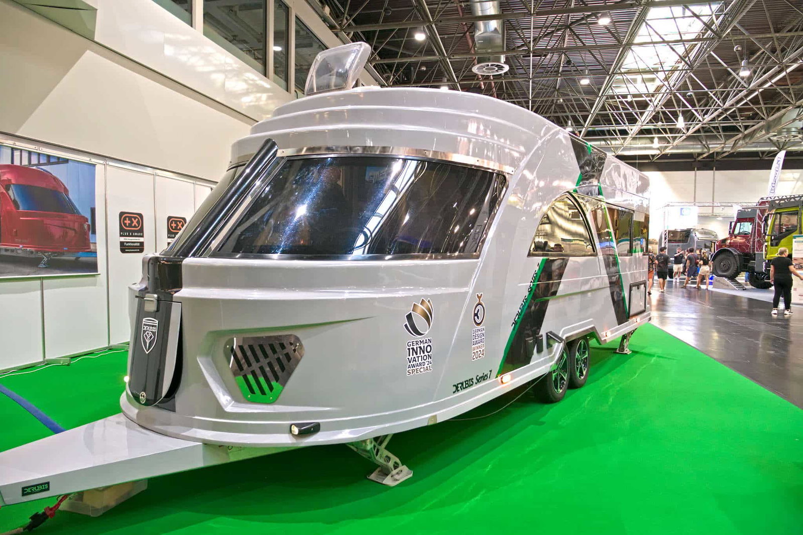 Derubis Serie 7 (2025): Caravana de lujo con carrocería monocasco e iluminación ambiental