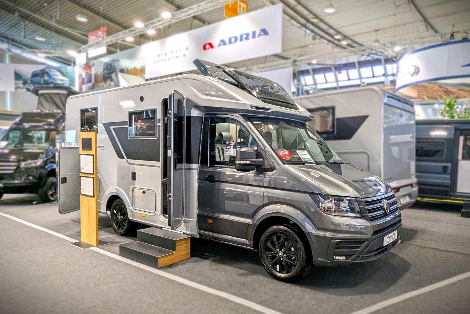Adria Compact Max (2025) - Modelo estrecho semiintegrado con ambiente de bienestar