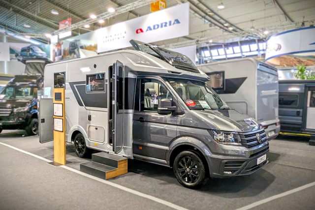 Adria Compact Max (2025) - Modelo estrecho semiintegrado con ambiente de bienestar