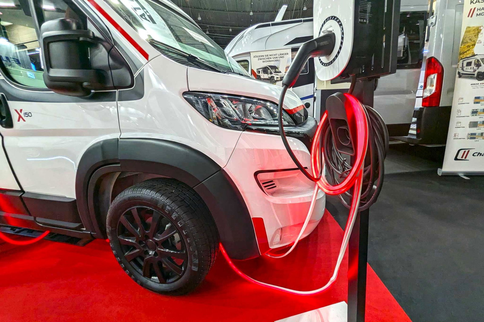 Challenger ElectriX X150 y X250 (2025): revolucionaria caravana eléctrica bimodal con una autonomía de unos 900 km.