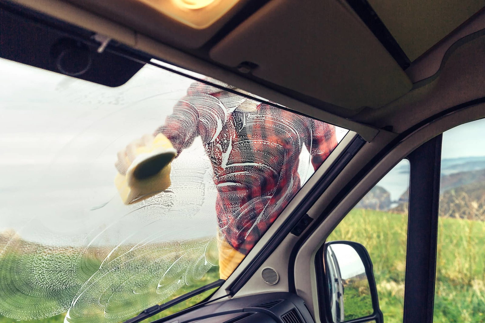 Comprobación de primavera: volver a poner en marcha autocaravanas y caravanas después del invierno (con lista de comprobación gratuita)