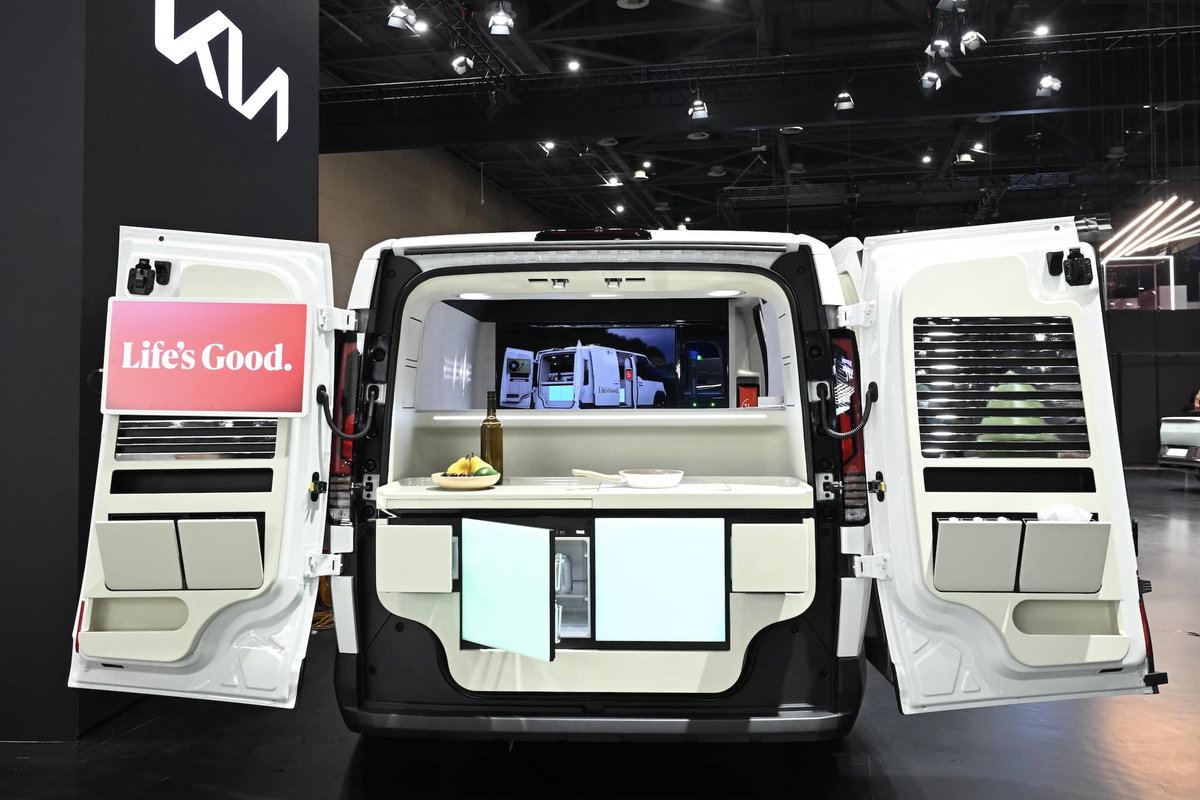 KIA PV5 con frigorífico, cafetera y armario inteligente