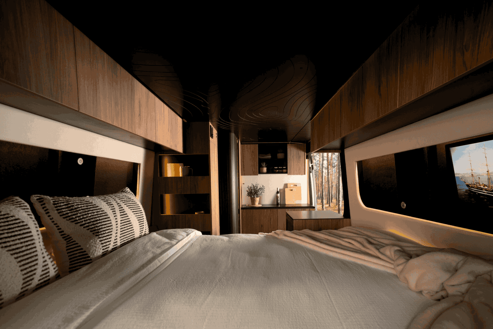Una furgoneta china económica con un interior sorprendentemente premium: así transforma Cíclope Camper el Maxus Deliver 9