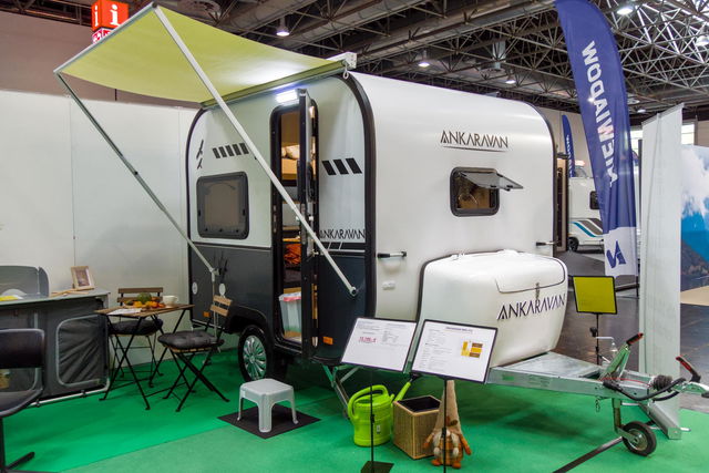 2,70 metros con ducha, baño y 3 plazas para dormir: esta microcaravana es una obra maestra del espacio