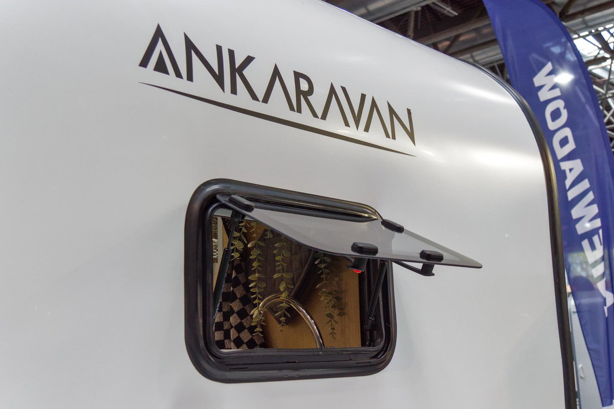 Ventana abatible de la Ankaravan Mini 270