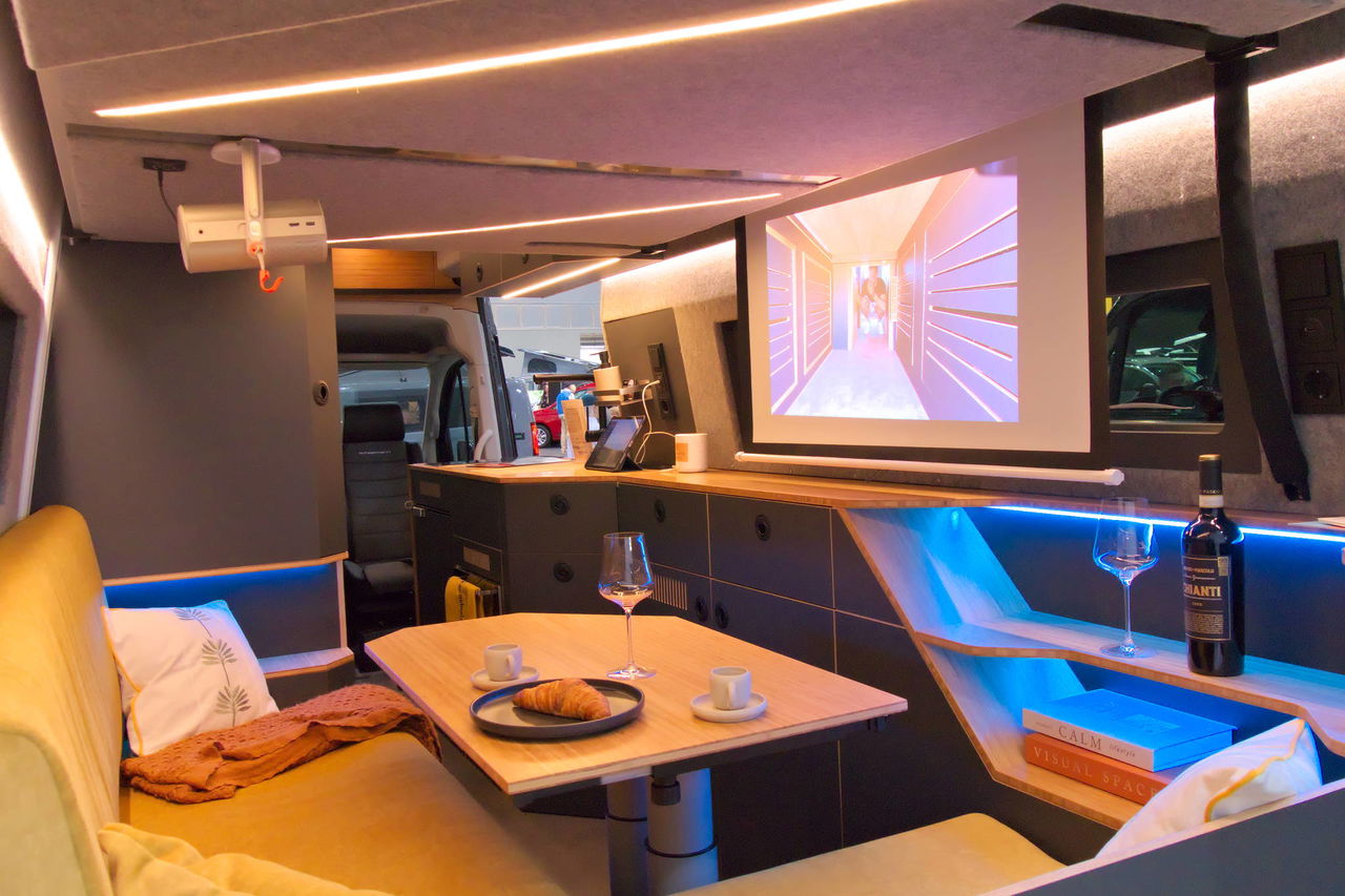 ¿Ducha infinita, proyector, baño-armario y cama trasera? Qué esconde el camper de 300.000 €