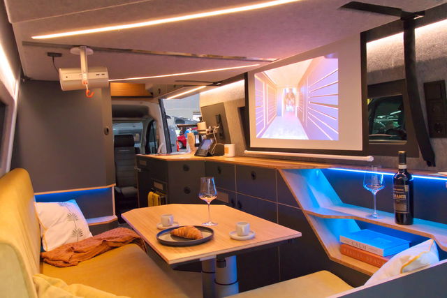 ¿Ducha infinita, proyector, baño-armario y cama trasera? Qué esconde el camper de 300.000 €