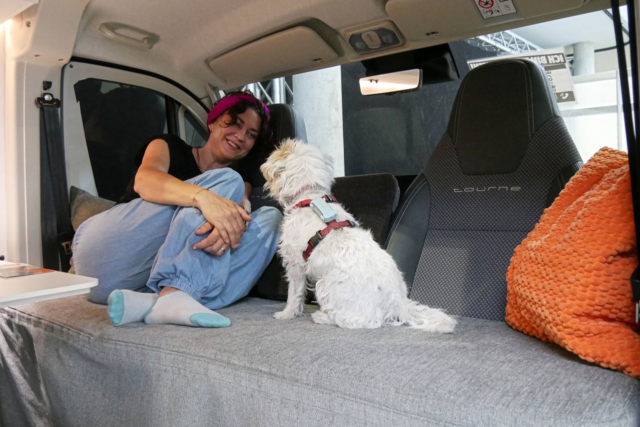 Cozy-Couch: Así conviertes tu furgoneta camper en un salón acogedor