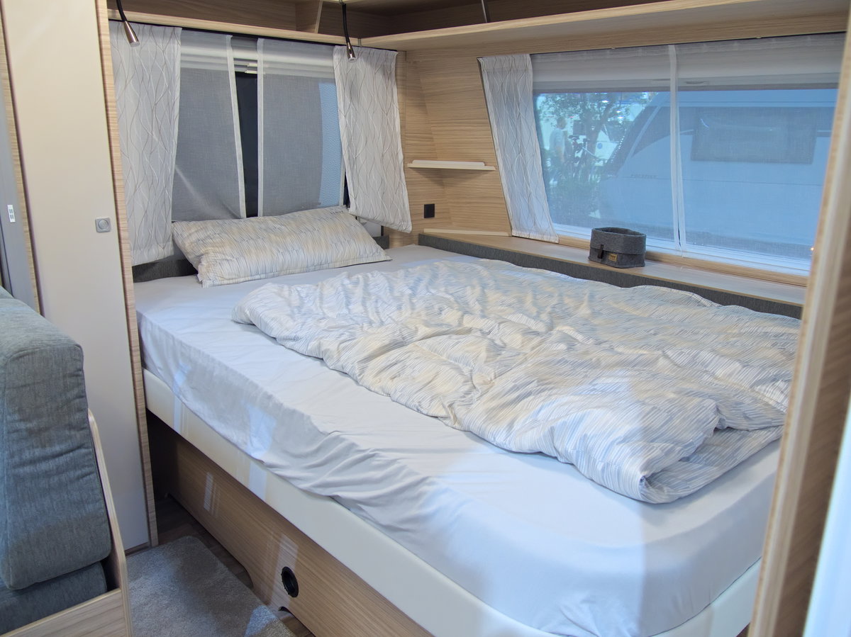 Fendt Bianco Activ 560 SKM (2027) en el Caravan Salon 2026: cama doble francesa.