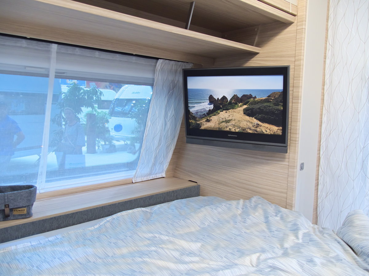 Fendt Bianco Activ 560 SKM (2027) auf dem Caravan Salon 2026: Fernseher im Schlafbereich.