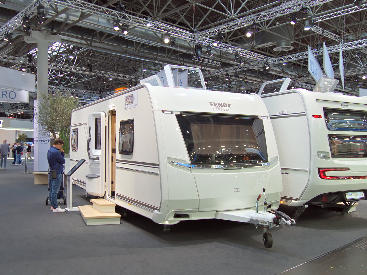 Fendt Bianco Activ 561 SKM (2027) auf dem Caravan Salon 2026: Außenansicht.