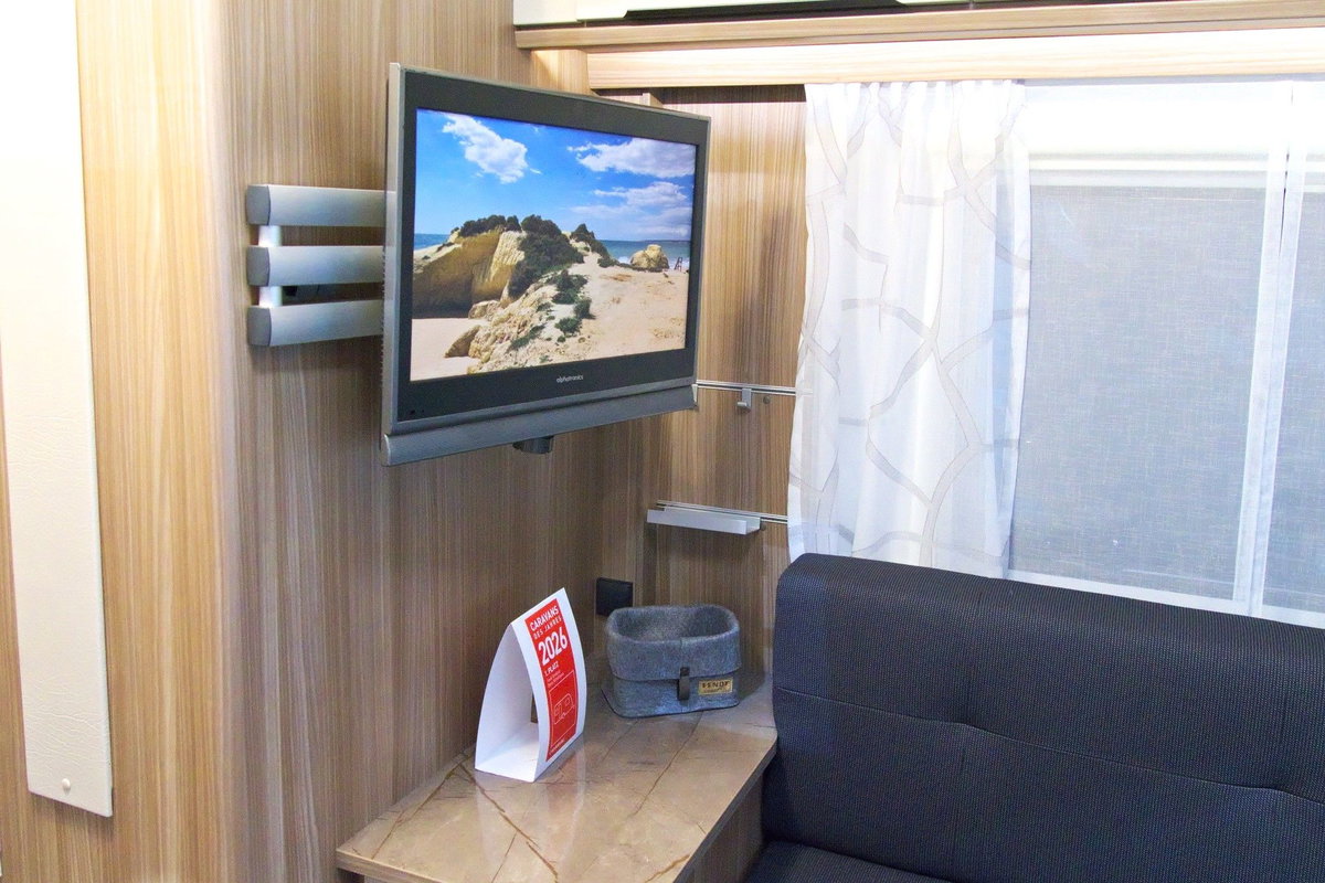 Fendt Tendenza 560 SFDW en el Caravan Salon 2026: televisor junto al grupo de asientos.