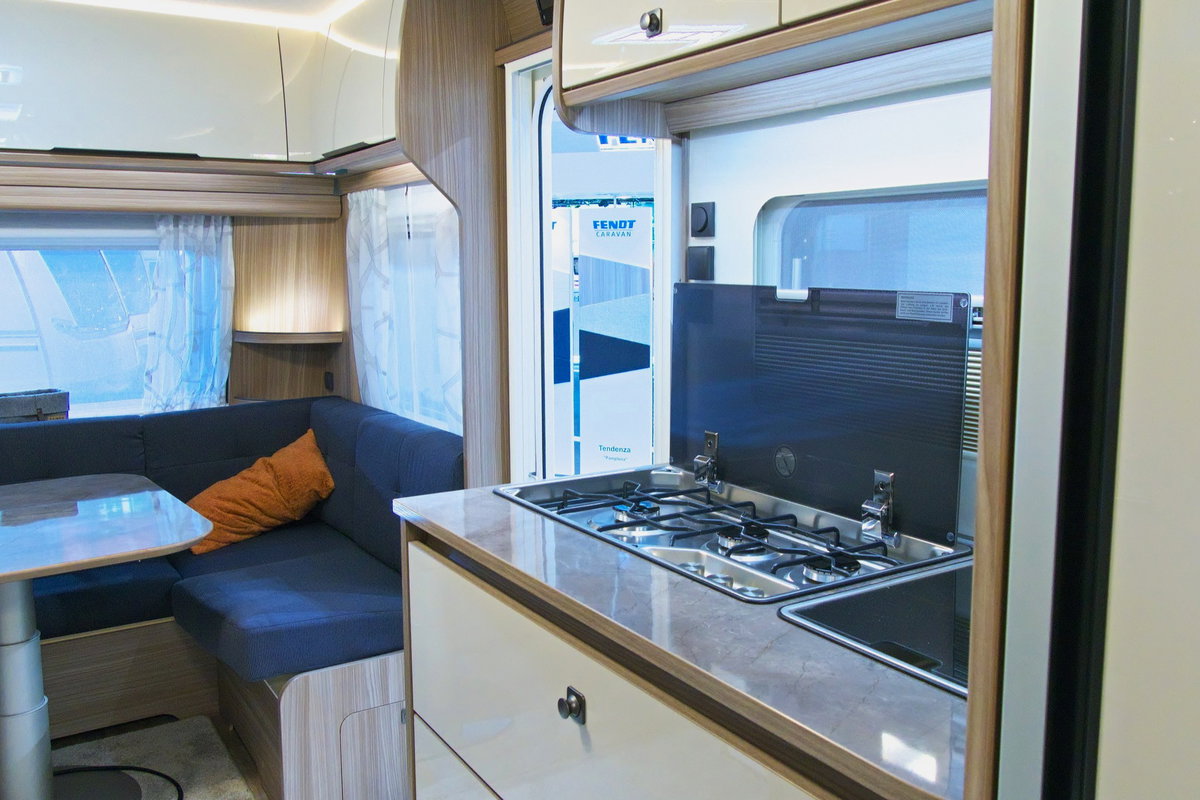 Fendt Tendenza 560 SFDW auf dem Caravan Salon 2026: Eingang mit Küchenzeile und Sitzgruppe.