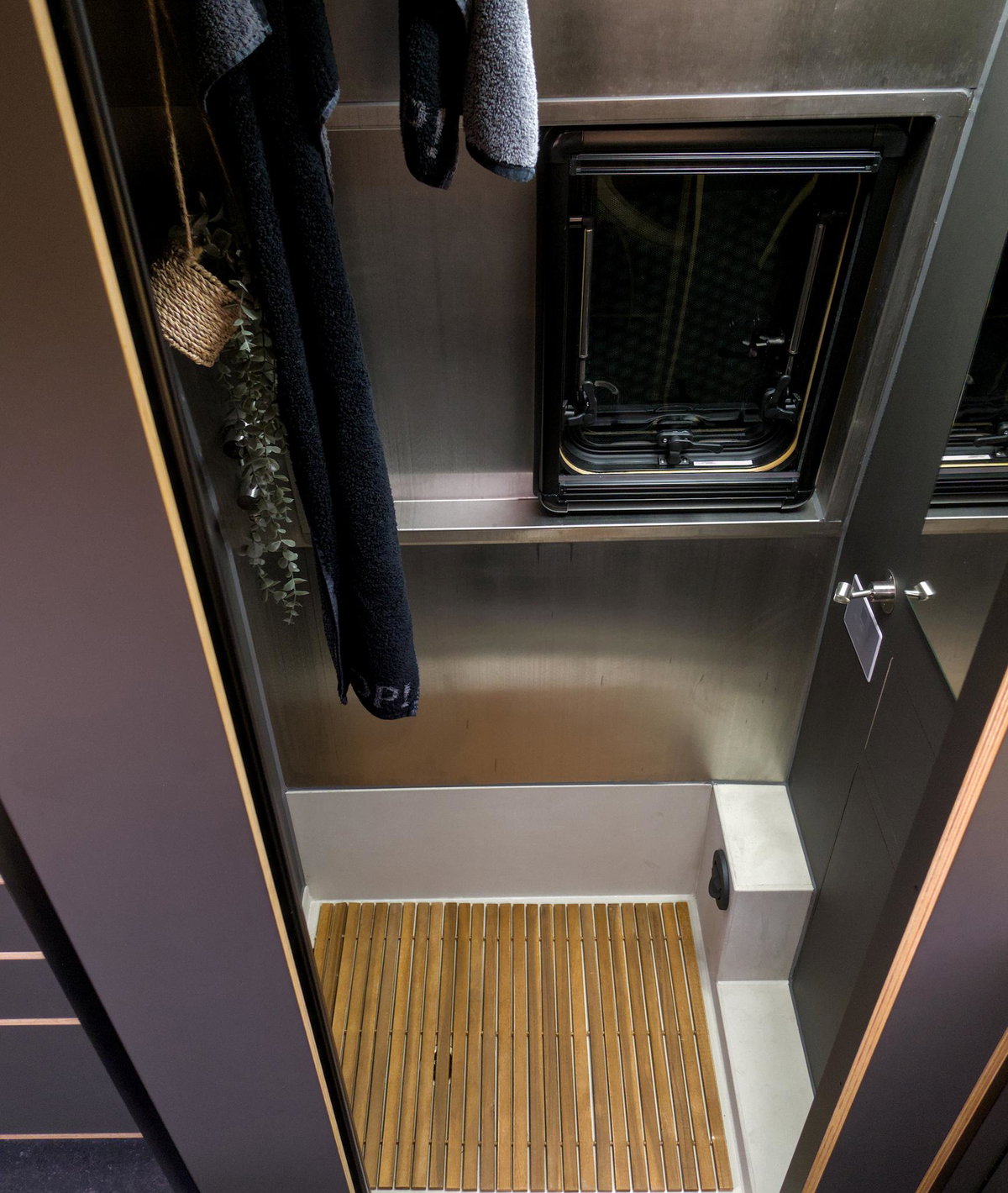 KEC Mountaineer Grand Expedition en el Caravan Salon 2026: ducha.