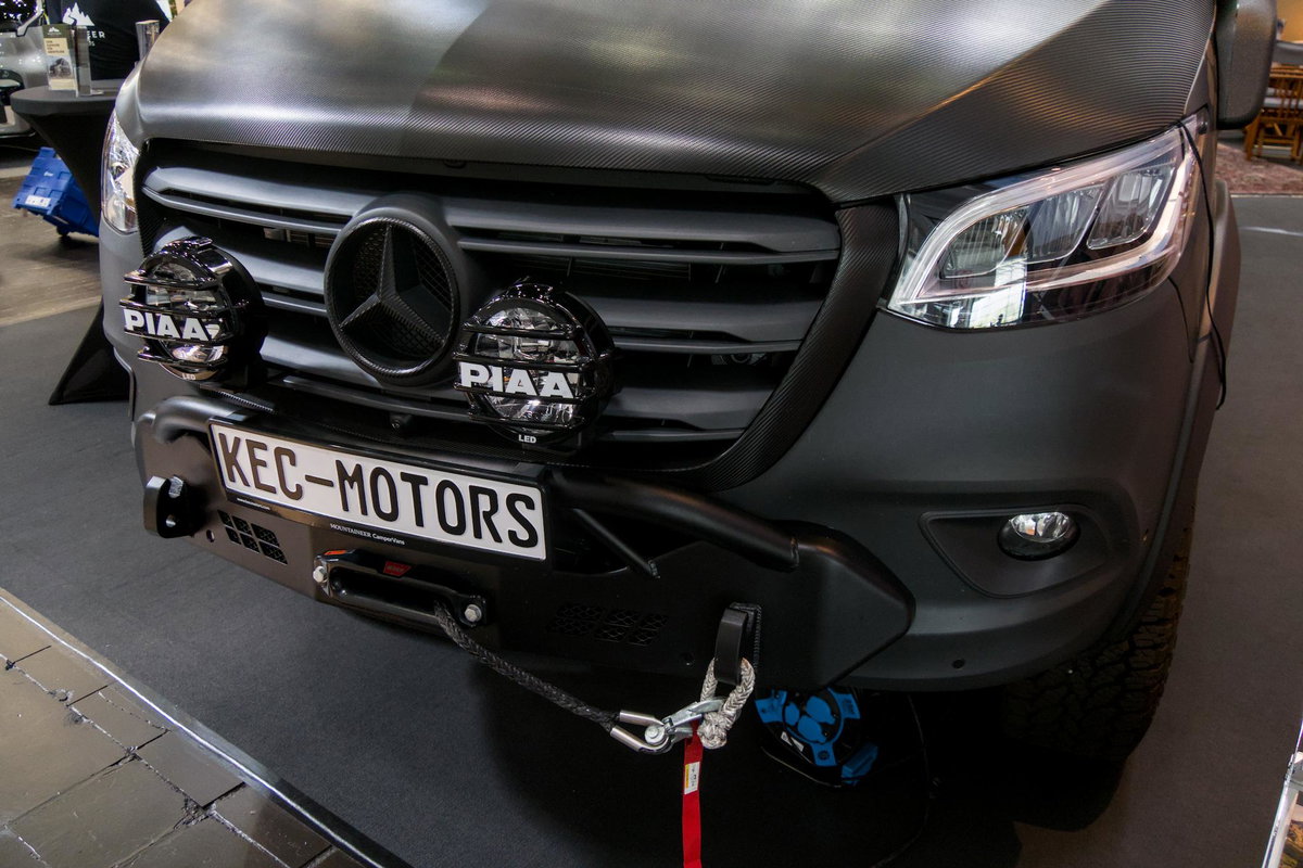 KEC Mountaineer Grand Expedition auf dem Caravan Salon 2026: Kühlergrill des Mercedes Sprinters.