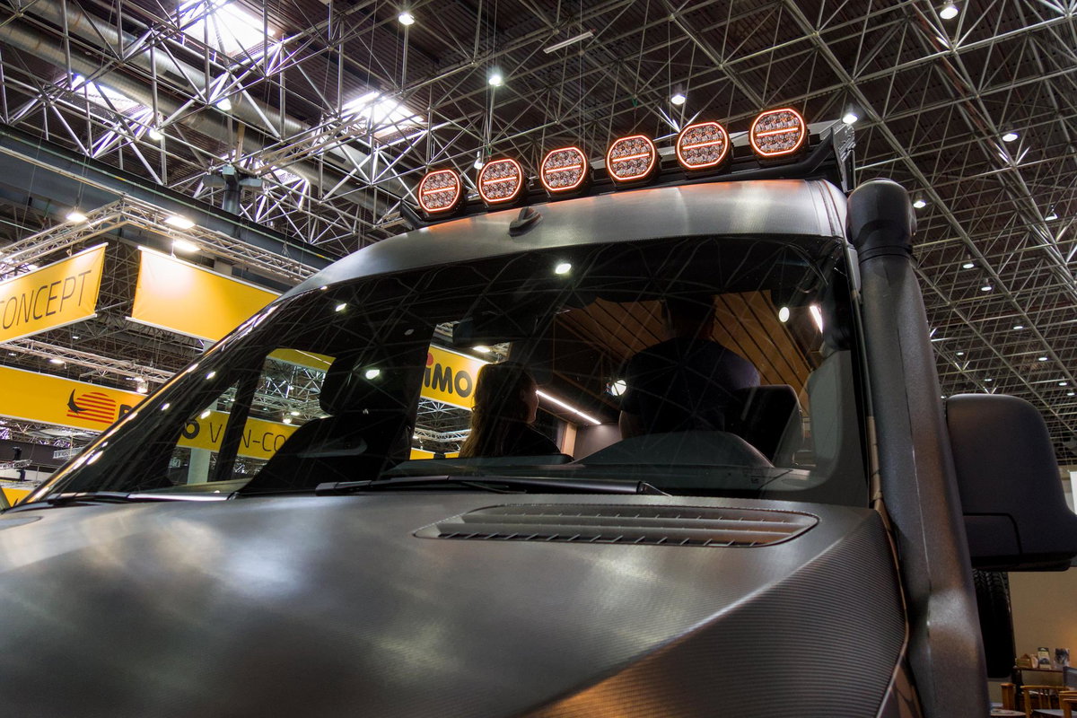 KEC Mountaineer Grand Expedition auf dem Caravan Salon 2026: Scheinwerfer auf dem Dach.