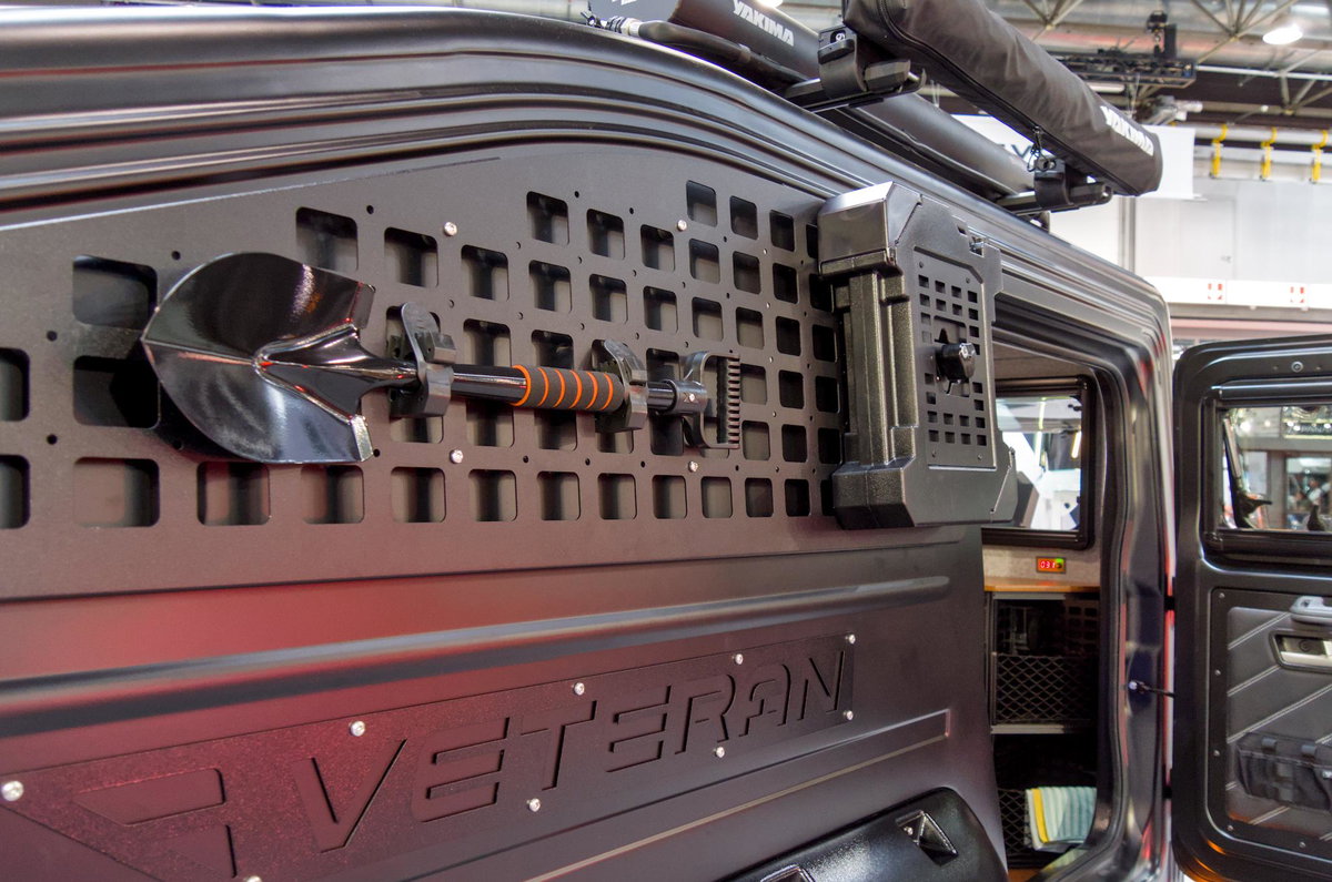 Lidu Veteran 350 chapa perforada con pala plegable y bidón de reserva