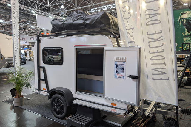 299 kilos de peso en vacío y una cocina bajo el sofá: esta mini caravana la personalizas a tu gusto