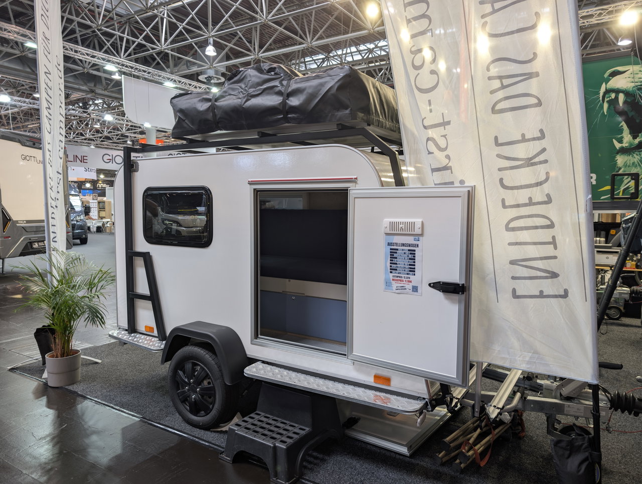299 kilos de peso en vacío y una cocina bajo el sofá: esta mini caravana la personalizas a tu gusto