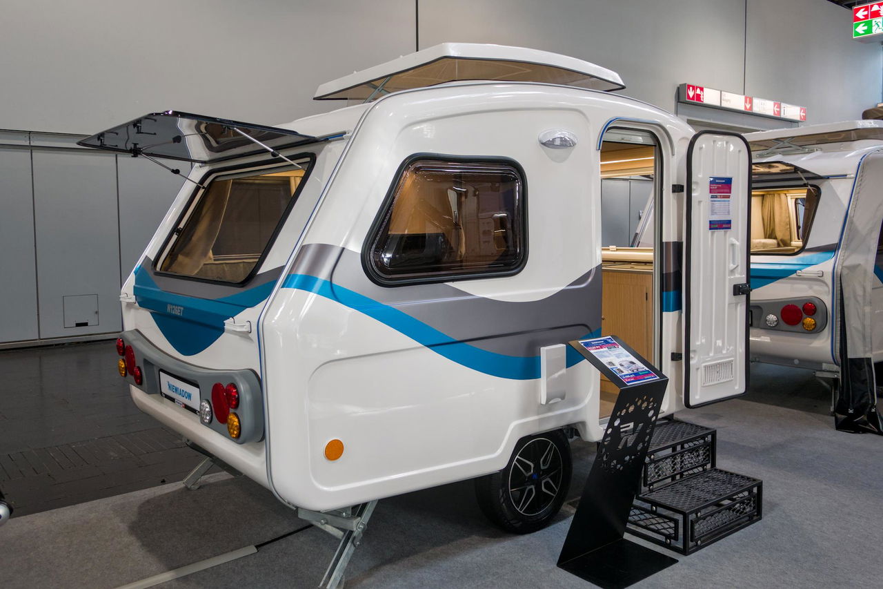 Fabricado desde hace más de 50 años, ahora con baño: ¿puede el huevo de culto polaco competir con las mini caravanas turcas?