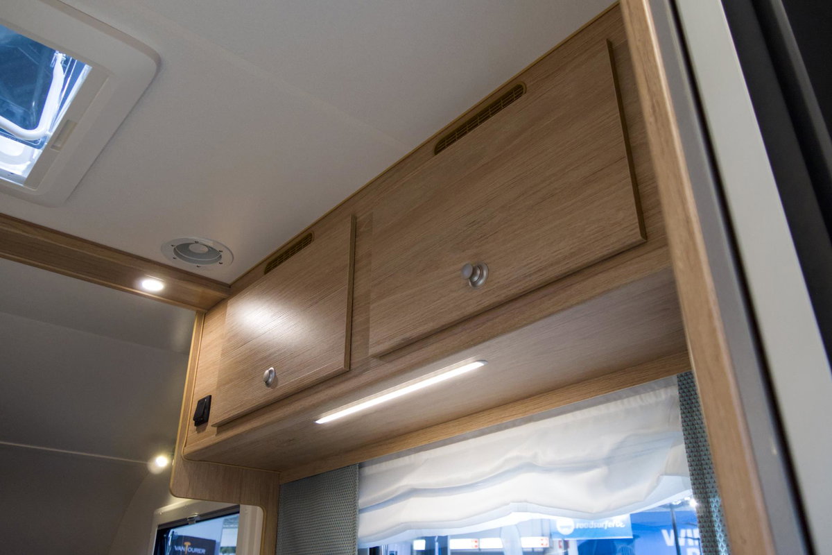 Tischer 200 Superlight auf dem Caravan Salon 2026: Oberschränke.